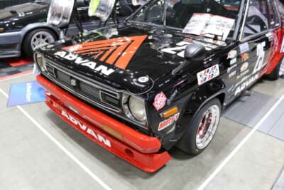 サーキットユースを想定した13インチのレーシング・フォージ／4本スポーク／NR（レッド）が装着された310型サニー