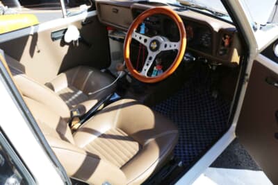 三菱 ミニカ55バン:モモのステアリングを装備し、ドライビングを楽しんでいる