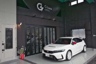 G.baseの外観。ホンダ シビック タイプRが出迎えてくれた