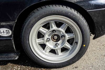 スズキ カプチーノ：リアは剥がれにくさを重視。スタッドレスではなくいわゆるエコタイヤを採用