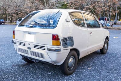 スズキ 4代目 フロンテ：曲線・曲面構成による丸みを帯びたオーバル・シェル構造を採用