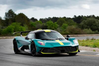 アストンマーティン ヴァルハラ：ポディウムグリーンにライムグリーンのアクセントが施されている