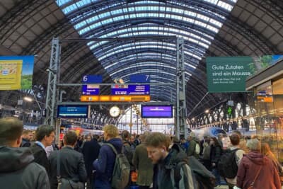 いつも旅人で賑わうフランクフルト中央駅
