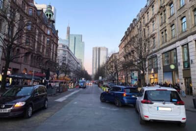 フランクフルト駅前の繁華街
