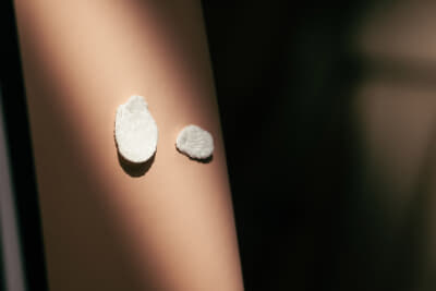 ロールス・ロイス ファントム チェリーブロッサム：刺繍された花びら一枚一枚は手作業で最終形に整えられた後、車内の照明に映えるよう配置され、柔らかな陰影を生み出している