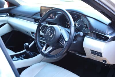 マツダ 3代目 アテンザワゴン:ステアリングは交換済み。各種スイッチ類はしっかりと機能している。