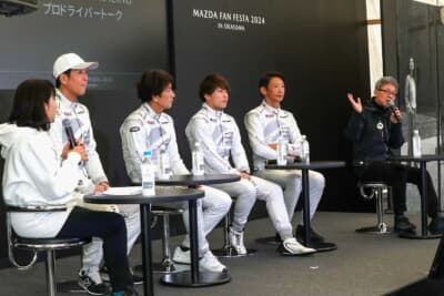 2024年MAZDA SPIRIT RACINGのドライバーを務めた、井尻薫選手、関豊選手、堤優威選手、坂口良平選手。チーム代表前田育男氏のトークショーも実施