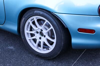 マツダ 2代目 ロードスターRS：オーナーの関森誠さんは地元のサーキットでの走行ということで、サーキット用のタイヤとブレーキを装着したまま自走参加