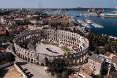 プーラにあるローマ時代に建てられた円形闘技場に、9台のネヴェーラおよびネヴェーラRが揃った