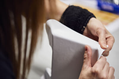 各レザーパーツは厚さ約1.5mmから0.6mmまで削られる