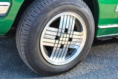 いすゞ 117クーペ：ジョルジェット・ジウジアーロがデザインしたメルバのスカッキエーラホイールは、購入時に装着されていたもの