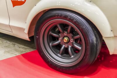 日産スカイラインGT:ホイールはワタナベ製8スポークマグを装着する