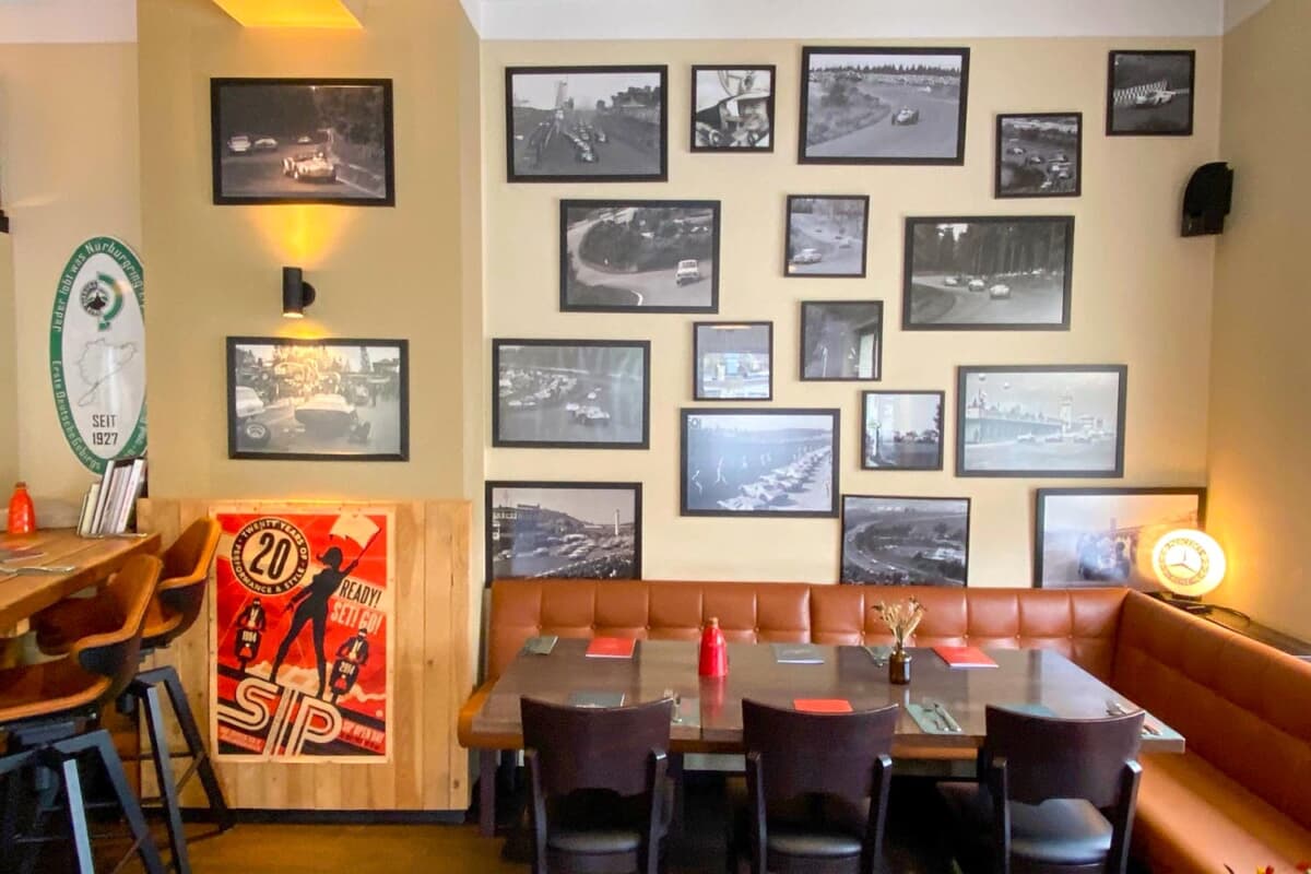 ニュルブルクリンク周辺で一番美味しいイタリアンレストラン「ヴェンティセッテ」。店内はモータースポーツの雰囲気たっぷり
