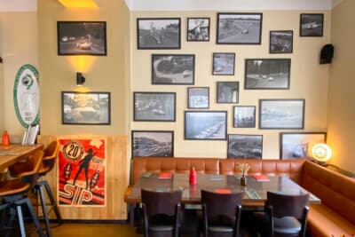 ニュルブルクリンク周辺で一番美味しいイタリアンレストラン「ヴェンティセッテ」。店内はモータースポーツの雰囲気たっぷり