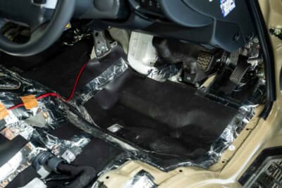 【after】ハイエースの静音化でもっとも効果 的 なのがエンジンル ーム。AT- AQ450＋AT-AQ430を用いるこ とでエンジン音を大幅に低減できる