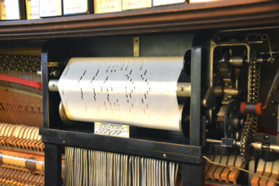 自動ピアノに曲をセット