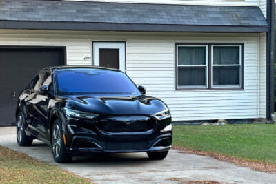 朝の散歩で見つけたフォードのEV、マスタング マッハE。いいね!