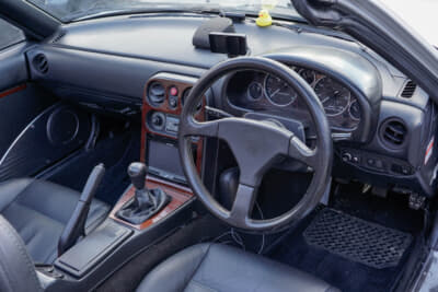 ユーノス ロードスター：ワンオーナーということもあるのだろう。インテリアは製造されてから35年が経過したと感じさせないくらい綺麗に保たれている。アヒルちゃんは、美味しいものツーリング仲間「チーム横倉」のトレードマークだ