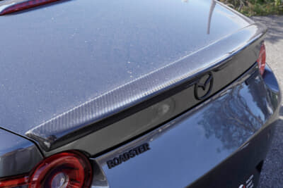 マツダ ND型 ロードスター:「外観はよく見ると少し変わってるな~というくらいが良いんです」というオーナー。ノーマル然としながらも、ところどころにカーボンパーツがあしらわれているのは志儀さんの好みのスタイルだ