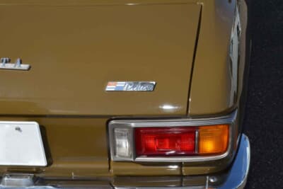 トヨタ カローラ1200デラックス：リアトランクにはデラックスのエンブレムが備わる