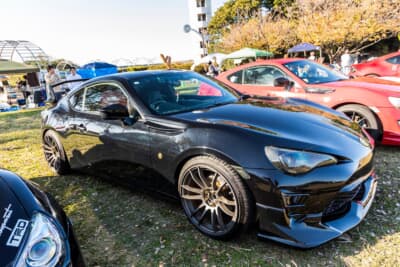 TOYOTA 86：あえてサイドステップは装着せず、フロントとリアのグラマラスなボディラインを強調している