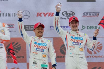 TGR TEAM SARDの関口雄飛（左）、サッシャ・フェネストラズ選手（右）