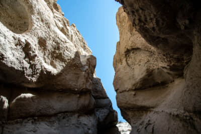 サンアンドレアス断層が形成した険しい岩場の中を進む