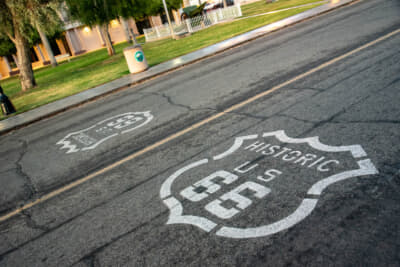 道にはルート66のサインが描かれている