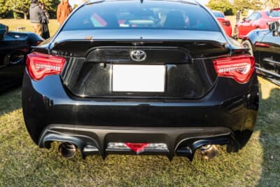 トヨタ86：マフラーは大口径シングル出しのテールをチョイスしていてスポーティにリアスタイルをまとめている