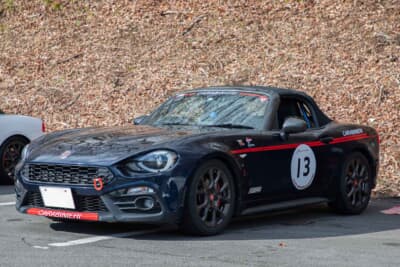 アバルト 124 スパイダー：エクステリアは、パトカー風のアバルト124スパイダーになっている