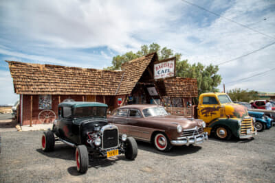 バグダッド・カフェの前には付近のオーナーたちのクラシックカーが並んでいた