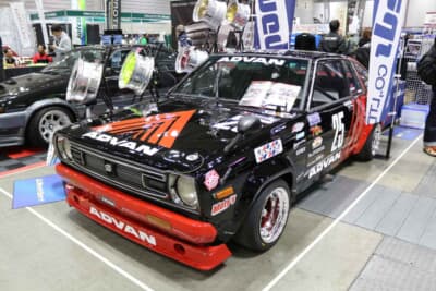 サーキットユースを想定した13インチのレーシング・フォージ／4本スポーク／NR（レッド）が装着された310型サニー