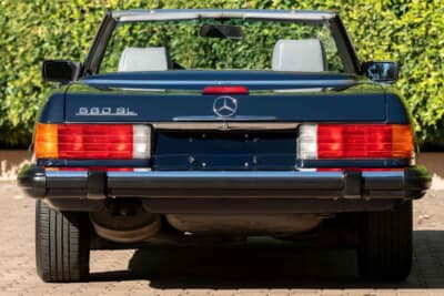 7万8400ドル（邦貨換算約1170万円）で落札されたメルセデス・ベンツ「560SL」（C）Courtesy of RM Sotheby's