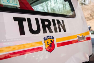 フィアット チンクエチェント トロフェオ：ボディサイドにはアバルトのステッカーが誇らしげに貼られている