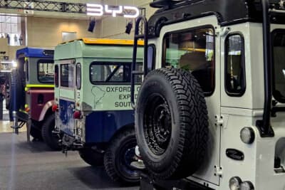 新旧ディフェンダーおよびその前身である「元祖ランドローバー」を4台並べた「ジャガー・ランドローバー」ブース