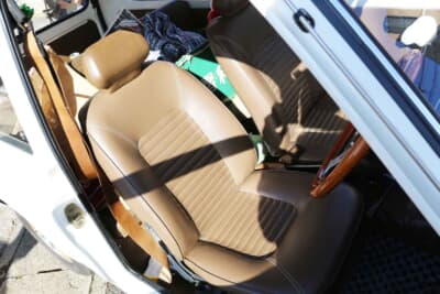 三菱 ミニカ55バン:シートはオリジナルのような雰囲気のマテリアルで張り替えている
