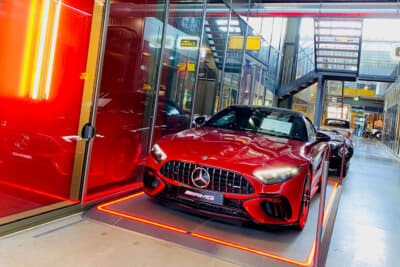 憧れのメルセデスAMG SLも展示されている