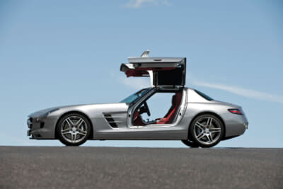 ガルウイングドアを開けているSLS AMG