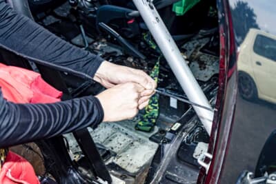 ダイハツ エッセ：給油口までのワイヤーも取り除いて軽量化。代わりに自作のオープナーを取り付けた