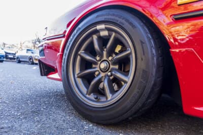 日産 4代目 S12型 シルビア ハッチバック：タイヤはブリヂストンのポテンザ RE-01（F:205/55R15／R:225/50R15）をチョイスしている