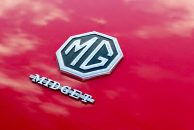 MG ミジェット：サーキット走行用のカニ目も所有している稲垣さんにとってクルマは元気の源になっている