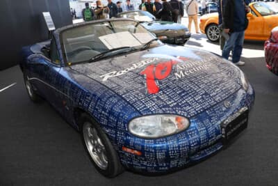 マツダ ロードスター生誕35周年を記念して、NAからNDまで、歴代4車種も勢ぞろい。2代目NBは、10周年記念時の参加者がサインを施した思い出深いクルマ