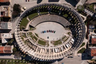 プーラにあるローマ時代に建てられた円形闘技場に、9台のネヴェーラおよびネヴェーラRが揃った