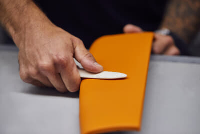 各レザーパーツはその曲線や輪郭に合わせて手作業でコンポーネントに装着される