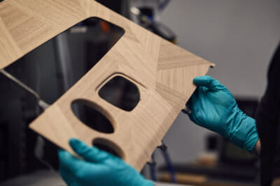 レーザーによってクルマの全パーツが精密にカットされる