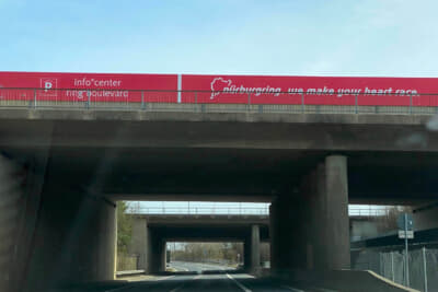 写真のブリッジはニュルブルクリンクを象徴する場所のひとつです