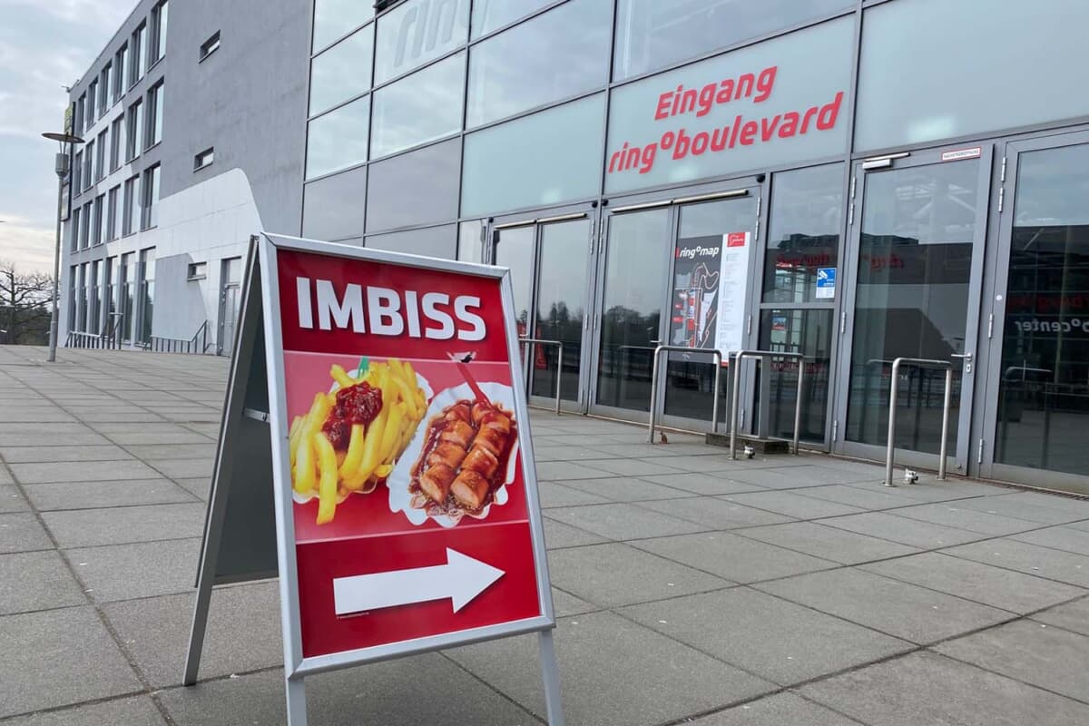 ニュルブルクリンクといえば、カリーヴルストですね。しかしこの日はパスしました