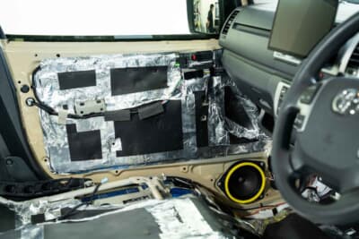 【after】サイドウォールにもAT-AQ450＋ AT-AQ430を重ねて用いる。制振 に加えて遮音効果を高めることでロ ードノイズなどの抑制に役立つ