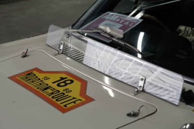 マツダ コスモスポーツ：ボンネットを見るとマラソン・デ・ラ・ルート84時間耐久レース／1968年のレプリカであることが分かる