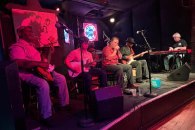 ぼくが入ったクラブで演奏していたブルース・バンド。レイドバックしたいい演奏だった